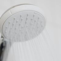 El fontanero me ha contado lo que hace para dejar la ducha como nueva: y no tengo que comprar una alcachofa