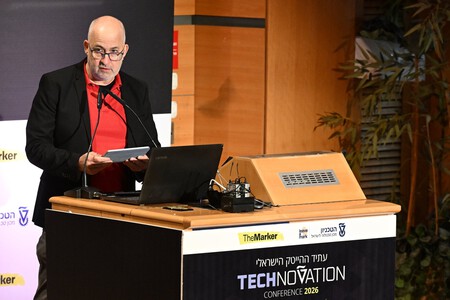 Guy Rolnik, fundador do TheMarker, na conferência de hoje | Imagem: Rami Shlush