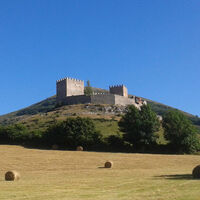 El castillo medieval sobre un colina en Cantabria que tardó tres siglos en construirse y se puede visitar 