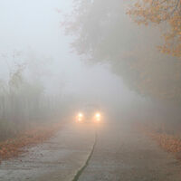 La DGT recuerda cuándo y cómo debemos utilizar las luces antiniebla y por qué nos pueden multar por ello