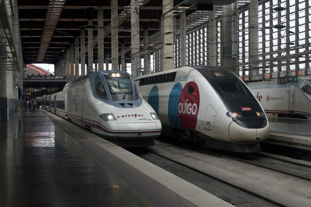 Sin trenes AVRIL en el Madrid-Barcelona, Renfe ha tomado una decisión dolorosa: ceder la alta velocidad barata a Ouigo e Iryo 