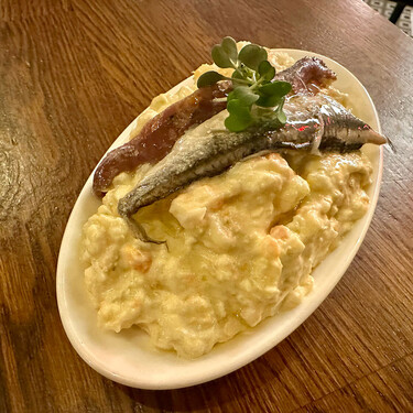 Es una murcianada, pero es la mejor forma que hay de mejorar la ensaladilla rusa con pescado (y no es bonito ni ventresca) 