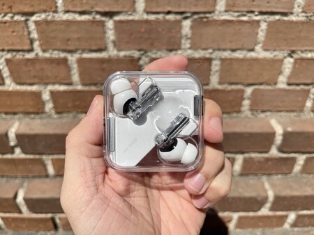 Auriculares Ear (1) de Nothing: diseño transparente y cancelación de ruido por bandera