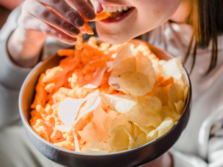 Alimentación, ejercicio y agua: conoce los hábitos que puedes empezar hoy para cuidar tu salud a futuro, según una experta en nutrición