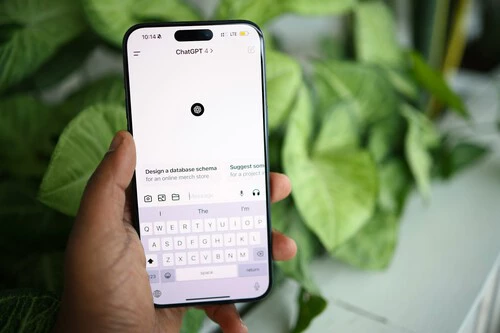 Foto de un iPhone con ChatGPT en pantalla