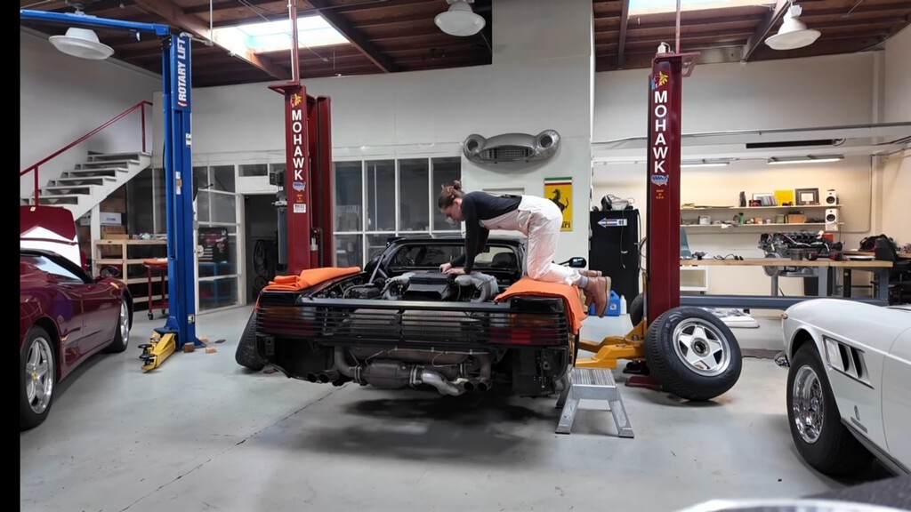 Esta chica de 32 años es mecánica y está cumpliendo el sueño de muchos: restaurar un Ferrari Testarossa de 1987 para conducirlo todos los días