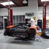 Esta chica de 32 años es mecánica y está cumpliendo el sueño de muchos: restaurar un Ferrari Testarossa de 1987 para conducirlo todos los días