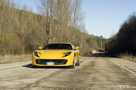Ferrari 812 Superfast delantera