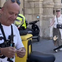 Un jubilado español ha recorrido 20.000 km en Vespa para conocer Europa. Ahora se ha propuesto dar la vuelta al mundo 