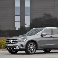 Los Mercedes-Benz GLC 300 e 4MATIC y GLC 300 de 4MATIC híbridos enchufables con etiqueta CERO ya tienen precio: desde 62.375 euros