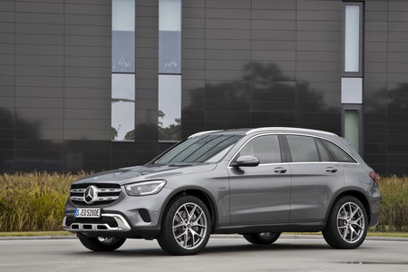 Los Mercedes-Benz GLC 300 e 4MATIC y GLC 300 de 4MATIC híbridos enchufables con etiqueta CERO ya tienen precio: desde 62.375 euros