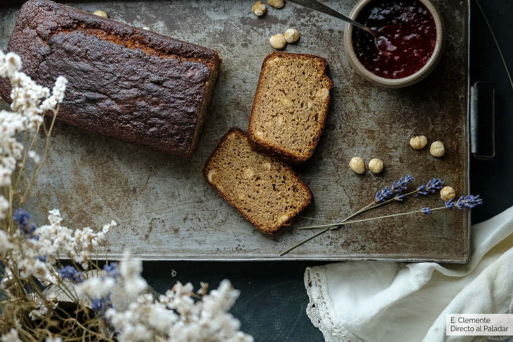 Cake ultratierno de plátano y avellanas, receta para desayunos que alegran las mañanas 