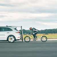 Porsche ayuda a romper un récord a 240 km/h... ¡En bici y pedaleando!