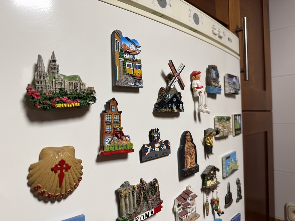 Bosch y LG responden sobre si colocar imanes en el frigorífico hace que el consumo se dispare, y explican lo que más gasta