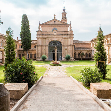 La excursión sorpresa a 20 minutos de Zaragoza: murales del primer Goya dentro de un monasterio renacentista