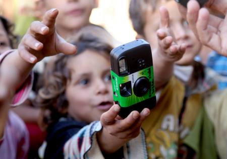 500 niños refugiados documentan su día a día con una cámara desechable