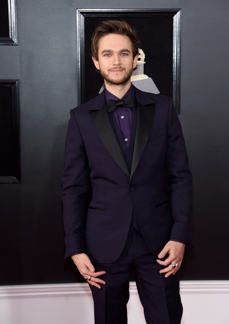 Zedd viste de ultravioleta, el color del año para la alfombra roja de los premios Grammy