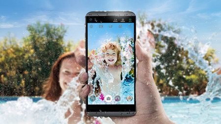 LG Q8: con doble pantalla, doble cámara y protección IP68 es todo un LG V20 "mini"