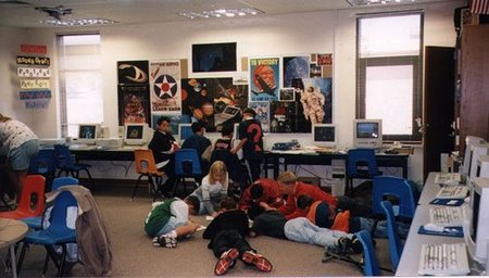 El curriculum bimodal supone trabajar en un paradigma educativo que acepte las actividades memorísticas y prácticas, aprovechando las posibilidades de Internet