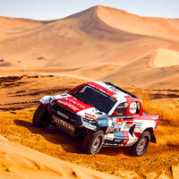Henk Lategan se estrena en el Dakar y Carlos Sainz pierde otra hora por el amortiguador de su Audi