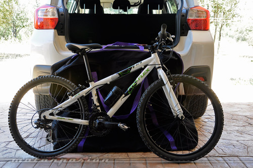 De vacaciones con la bicicleta en el maletero