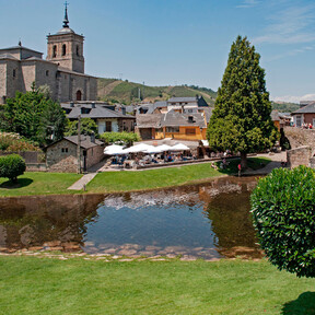 El precioso pueblo del Bierzo en el que darse un chapuzón en su playa fluvial, comer carne a la brasa y botillo y desconectar 