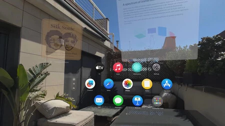 Apple Vision Pro での作業。左側はバックグラウンドで再生中の Apple Music 1。