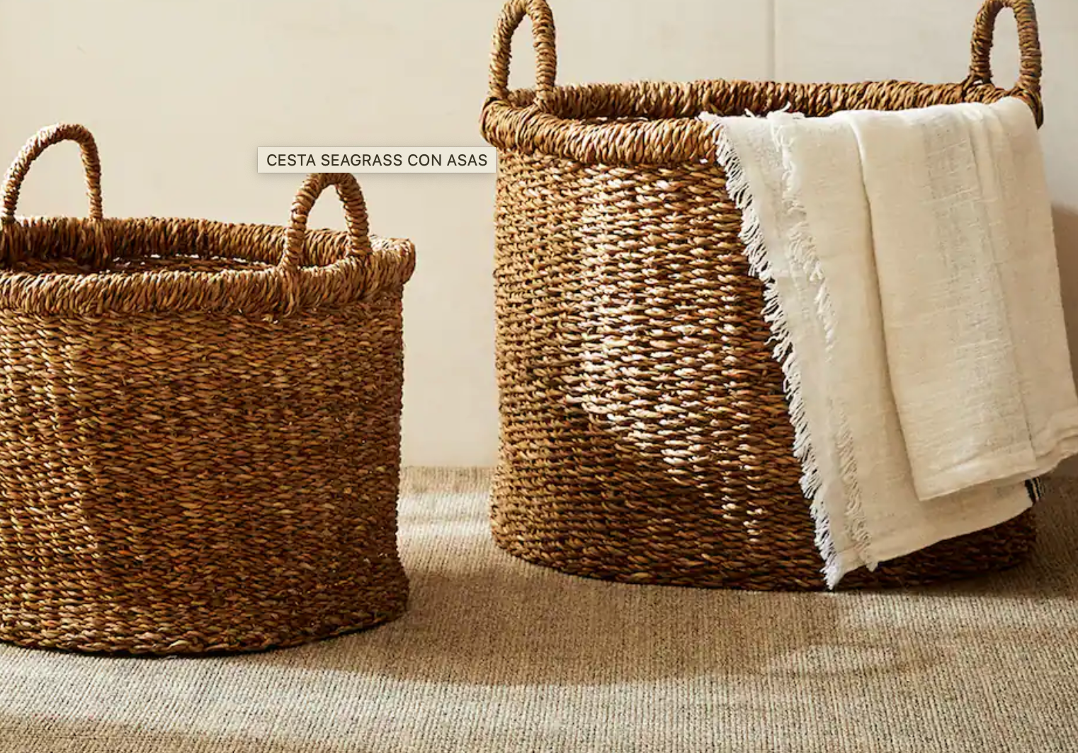 Cesta de seagrass con asas ideal para almacenaje o como elemento decorativo.