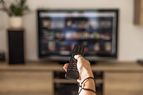 mão segurando controle de televisão. Créditos: banco de imagens
