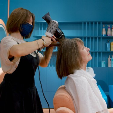 Peluqueros expertos coinciden: "Secarse el pelo de atrás hacia adelante, levantando la raíz y trabajando a contrapelo, es la mejor manera de ganar volumen"