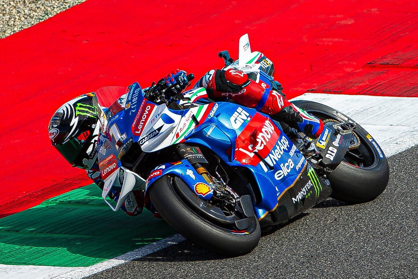Pecco Bagnaia tiñe de azul Mugello y Enea Bastianini rompe la racha de Marc Márquez con un final de bestia