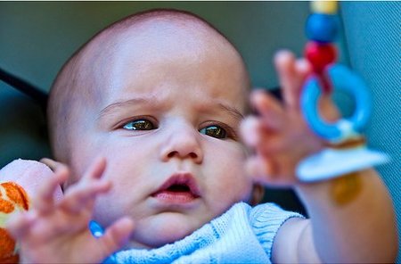 La foto de tu bebé: Nico investiga sus juguetes