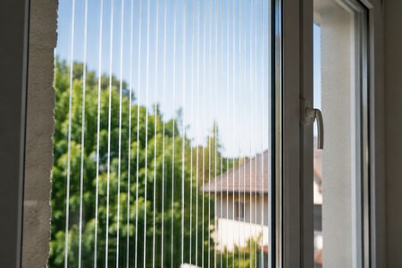 Ventana Con Rayas Pintadas