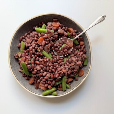 Azukis estofadas, receta proteica y saciante con las populares alubias japonesas