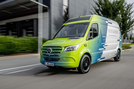 Esta furgoneta eléctrica de Mercedes-Benz lleva paneles solares en el techo y es capaz de limpiar el aire mientras circula
