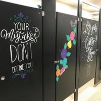 Padres dedican un fin de semana a pintar los baños del colegio con mensajes motivacionales para sus hijos