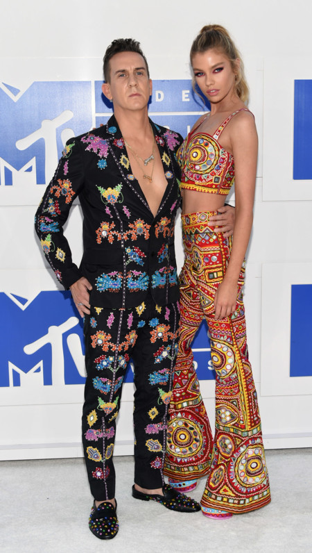 Jeremy Scott el mejor embajador de Moschino fijaros si no como acudió a los MTV Music Awards