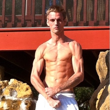 Que sí, que el de la foto es Aaron Carter ¿Cómo os quedáis?