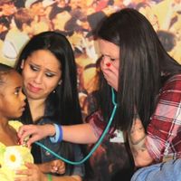 El momento en que una madre escucha otra vez el corazón de su bebé en el pecho de una niña de cuatro años