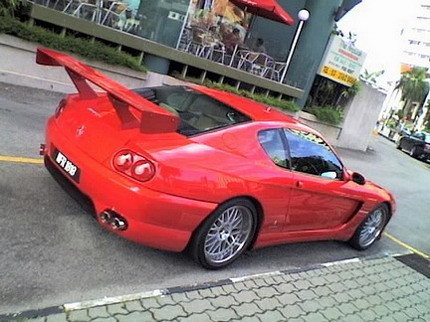 Alerón gigante en un Ferrari 456: caballo grande, ande o no ande