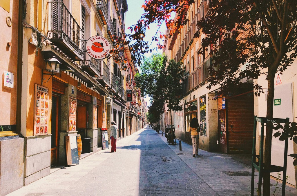 Una sentencia ha cerrado 10 pisos turísticos en Madrid y sienta un precedente. No eran ilegales, pero sí un infierno para los vecinos 