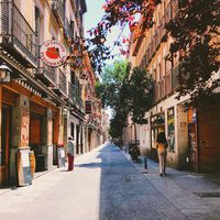 Una sentencia ha cerrado 10 pisos turísticos en Madrid y sienta un precedente. No eran ilegales, pero sí un infierno para los vecinos 