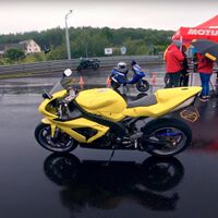 Este tipo tiene el récord de Nürburgring en moto en seco y en mojado, y los vídeos son pura poesía