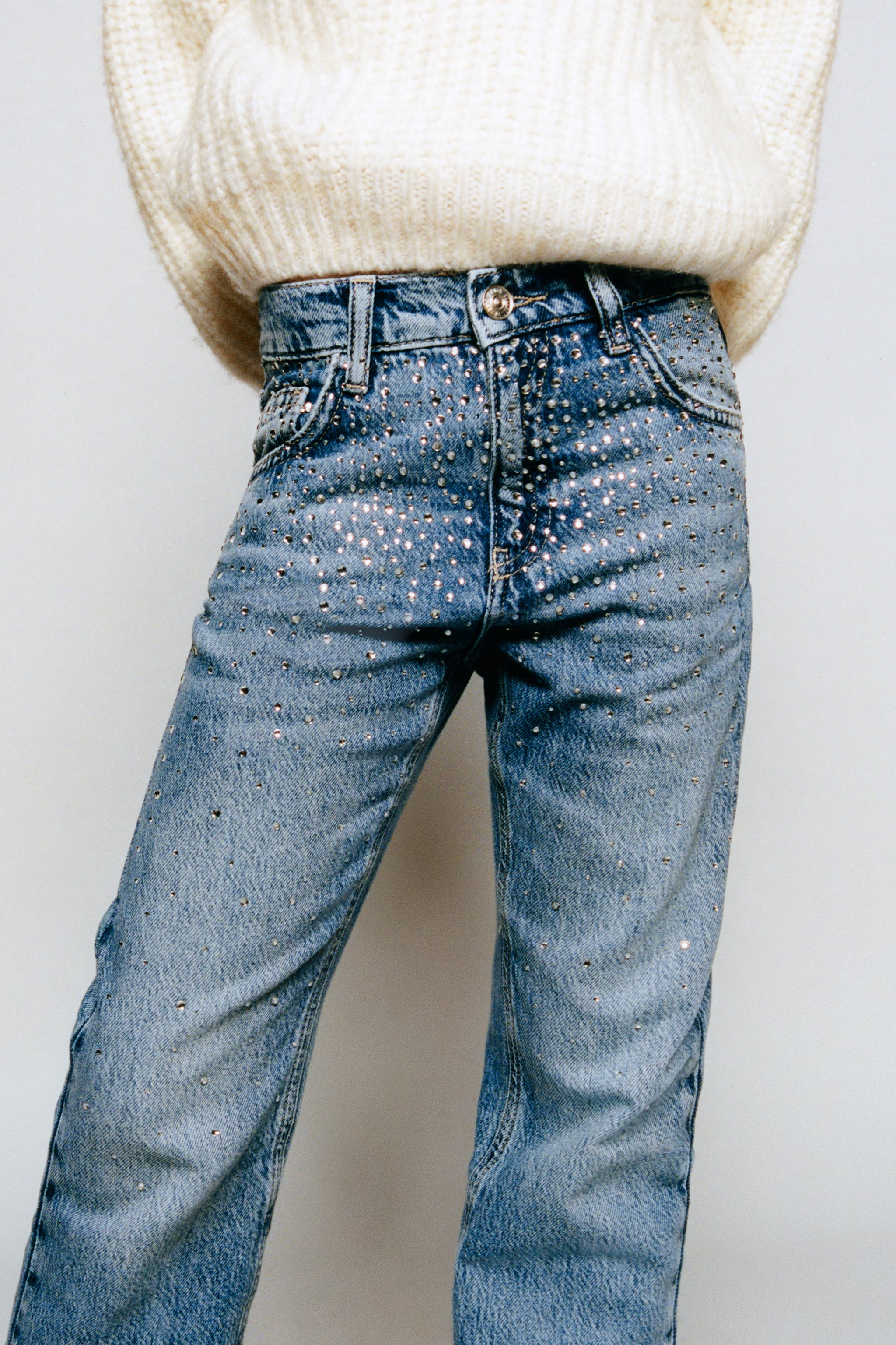 Jeans bootcut cinturilla interior ajustable y cierre botón frontal.