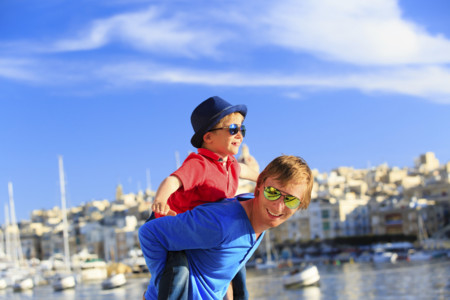 Padre E Hijos Visitando La Ciudad