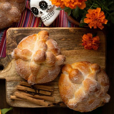 El ingrediente secreto que usan los panaderos para que los huesos del pan de muerto no se caigan: lo tienes ya en tu cocina