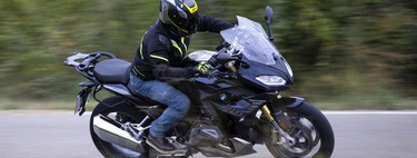 Probamos la BMW R 1250 RS: la quinta bóxer es una moto sport-turismo más afilada que nunca
