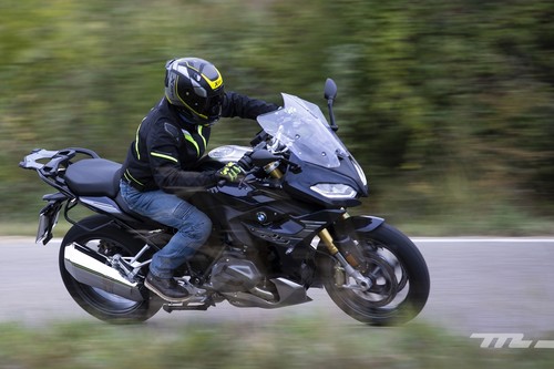 Probamos la BMW R 1250 RS: la quinta bóxer es una moto sport-turismo más afilada que nunca