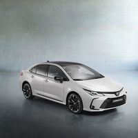 El Toyota Corolla Sedán GR-Sport sigue siendo un coche híbrido de 122 CV, pero vestido con un traje más deportivo