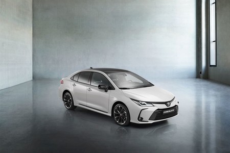 El Toyota Corolla Sedán GR-Sport sigue siendo un coche híbrido de 122 CV, pero vestido con un traje más deportivo